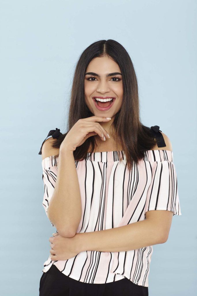 How to use dry shampoo: Brunette model with straight hair