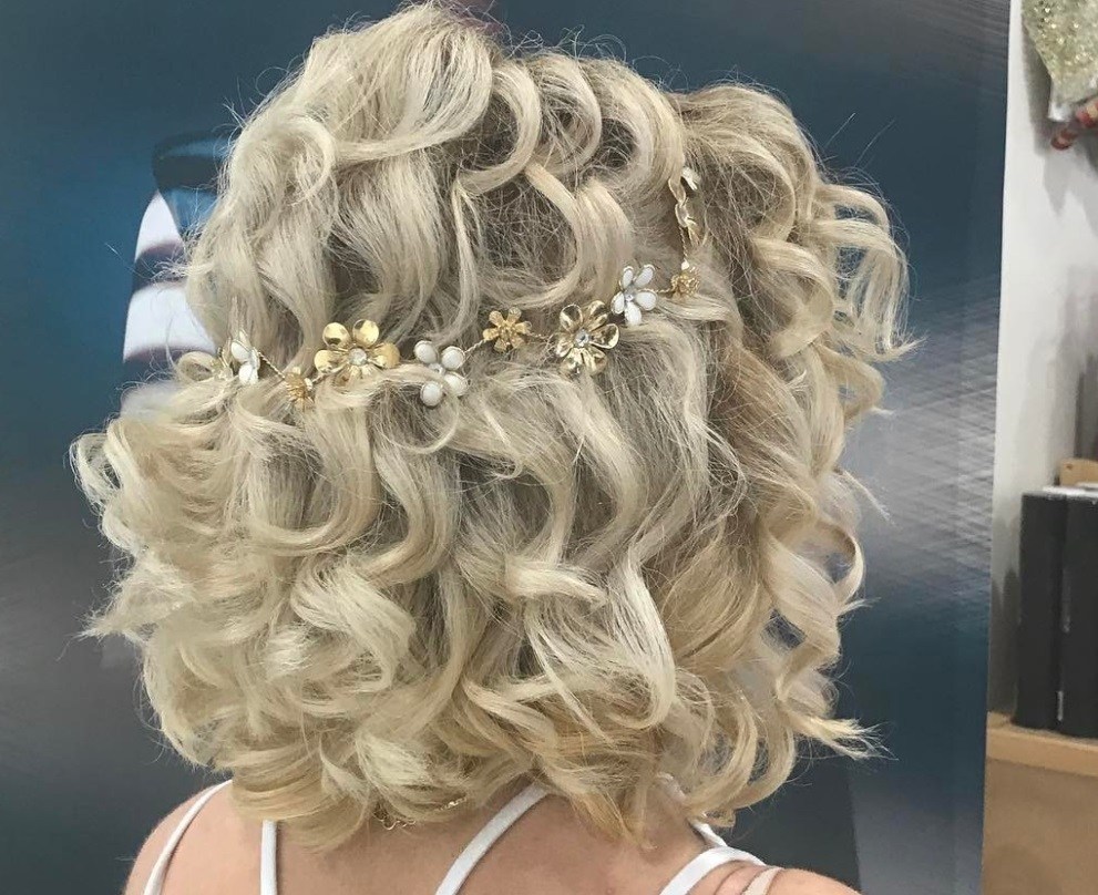 short curly blonde hair with flower hair accessory