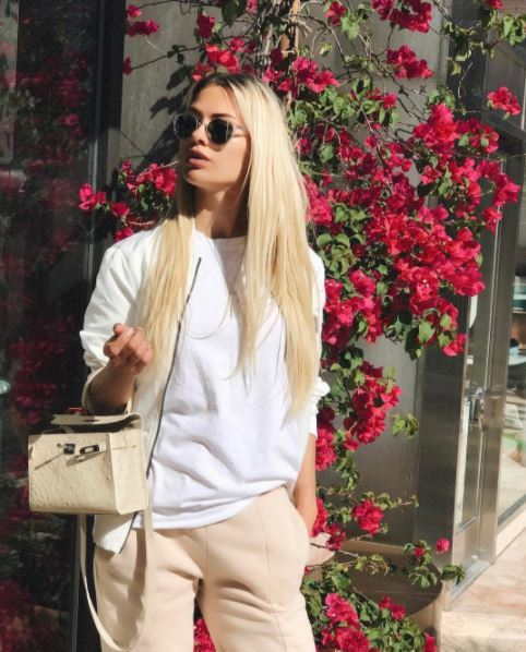 Instgrammer victoriabonya with sunglasses on, rocking blonde hair inspired by the colour of chardonnay