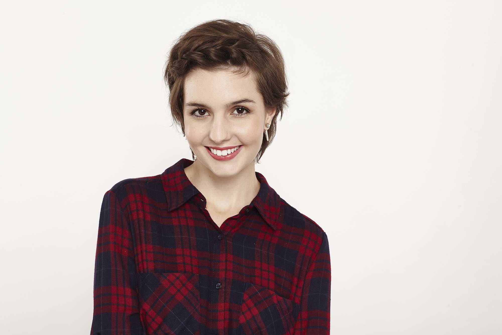 Short summer hairstyles - Headband braid on long brown pixie / bob