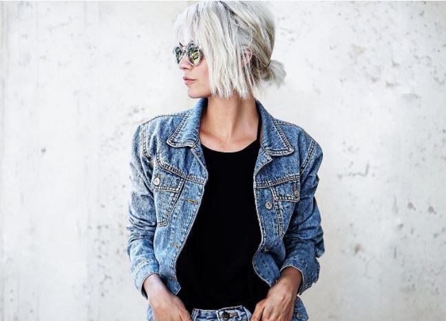 Short summer hairstyles - white blonde hair in messy low ponytail