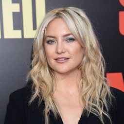 Kate Hudson mid length blonde hair with wavy finish
