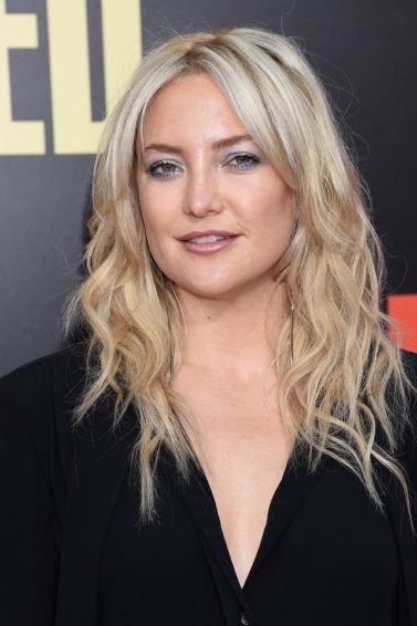 Kate Hudson mid length blonde hair with wavy finish