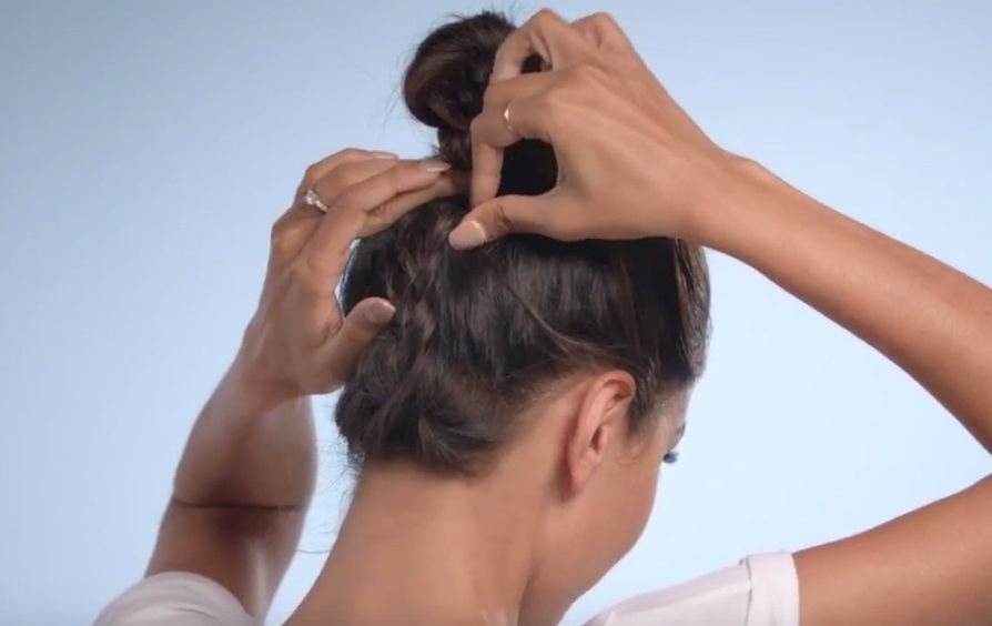 E! Beat hair boredom step by step: diipa khosla creating braid