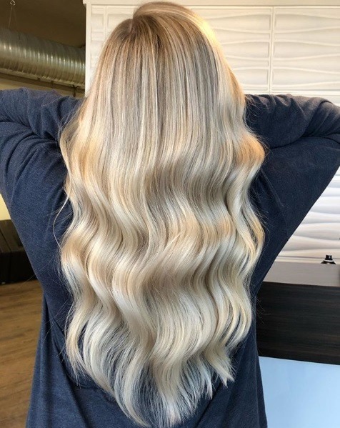 Balayage long hair: Back view of beige blonde balayage wavy hair