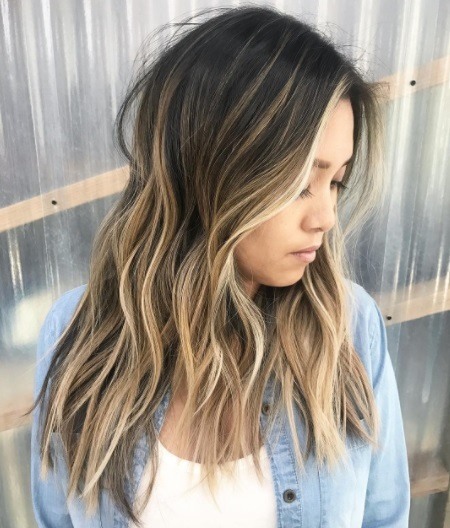 Balayage long hair: side profile shot of a woman with bronde balayage hair