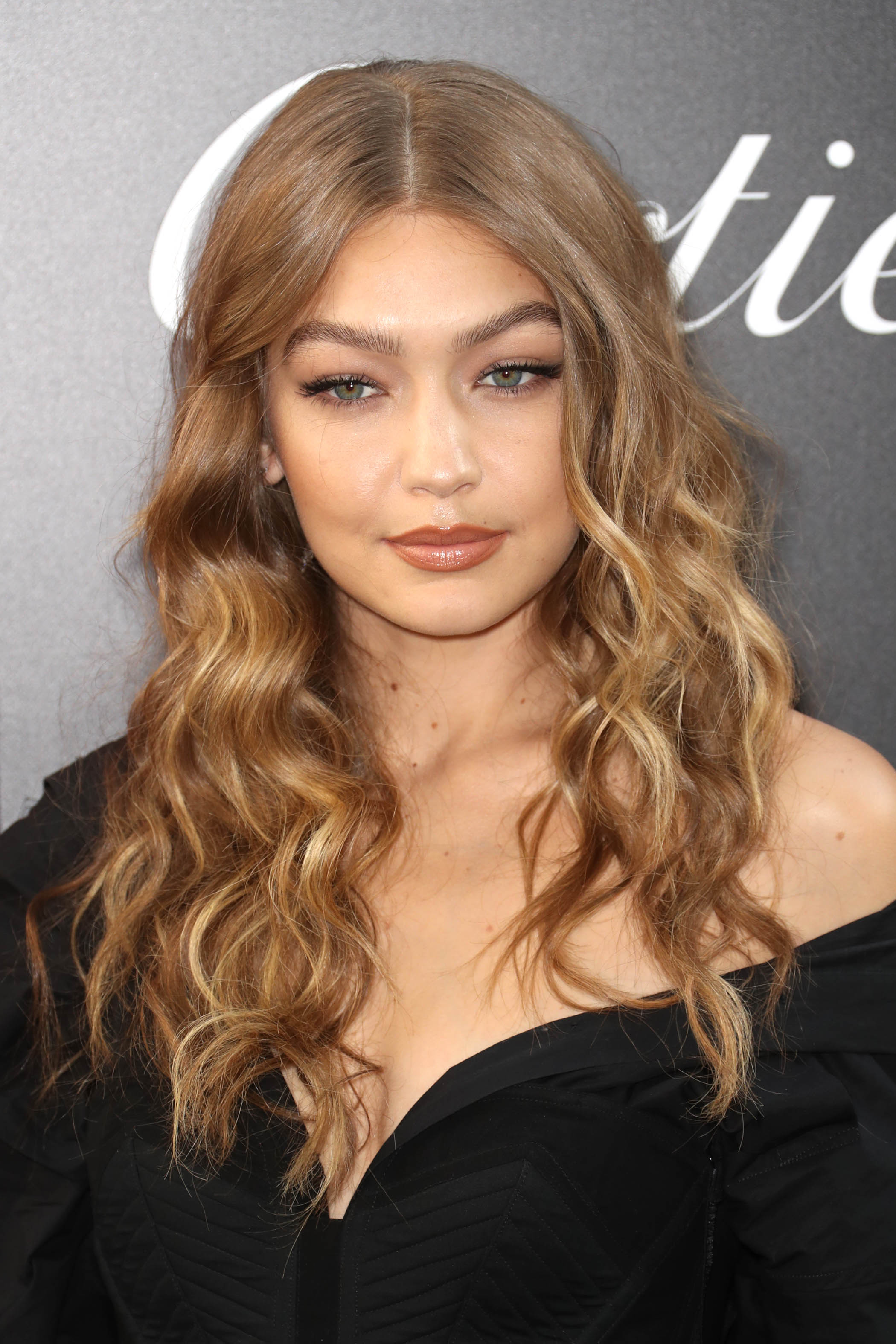 Balayage long hair: Gigi Hadid with wavy blonde balayage hair