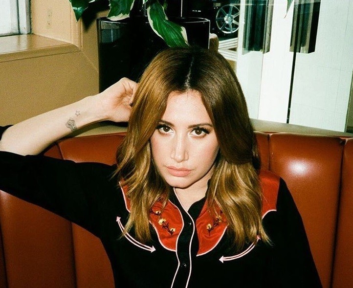 summer hair colours: shot of ashley tisdale with golden brown shoulder length hair