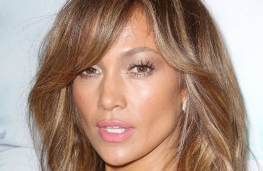 jlo looks stunning with sided wavy hair