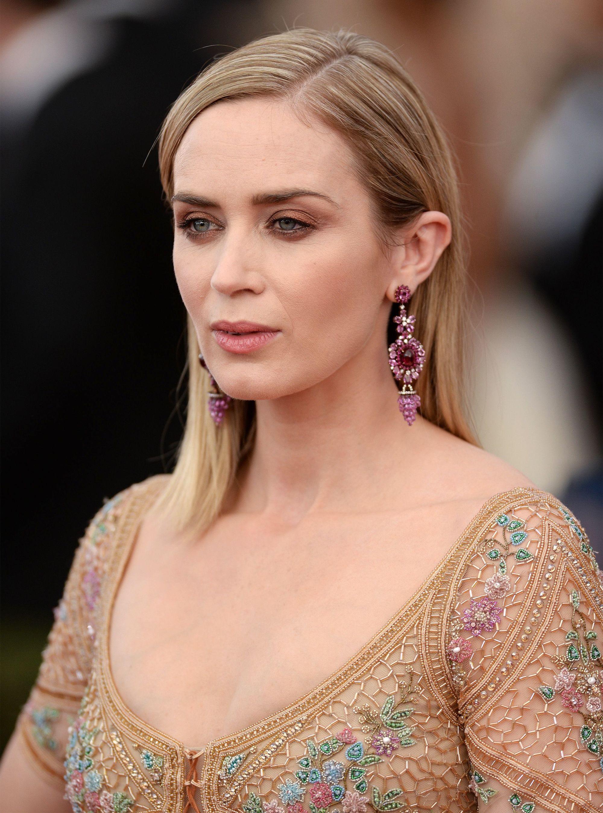 Emily Blunt wears her long bob length hair with blonde highlights at LA event