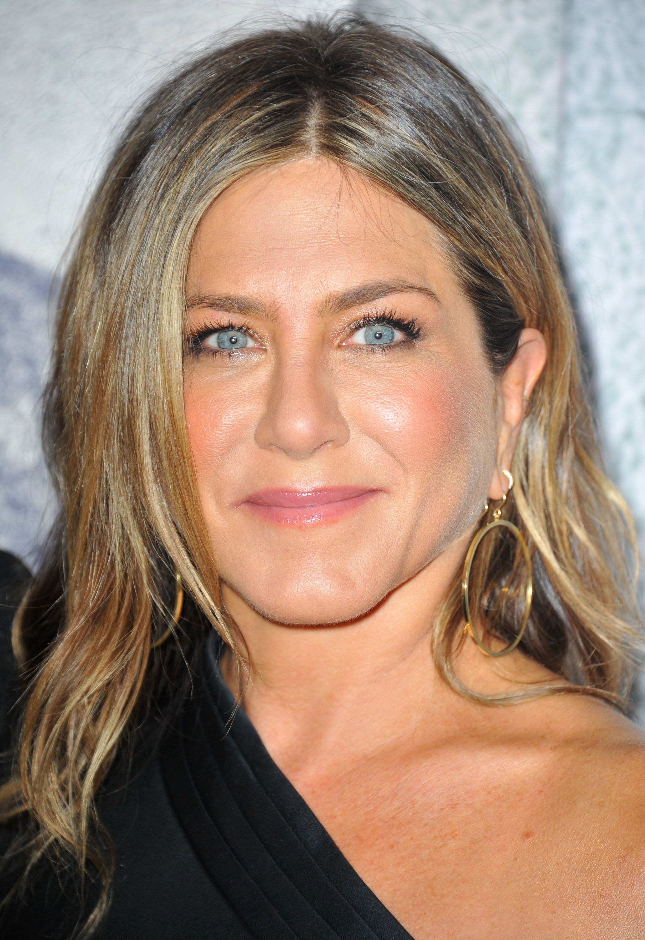 Jennifer Aniston wears her mid length blonde hair with brown highlights at LA premiere for The Leftovers