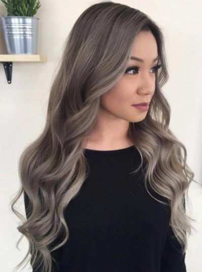 Balayage long hair: photo of a woman with long curly smokey balayage hair