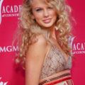 country singer taylor swift in 2006 with curly blonde hair