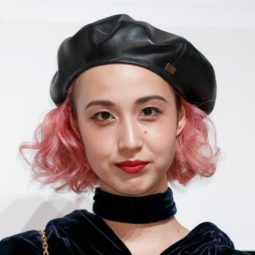 hairstyles for school short hair: model with short wavy hair with beret on it, wearing choker and velvet blue jacket