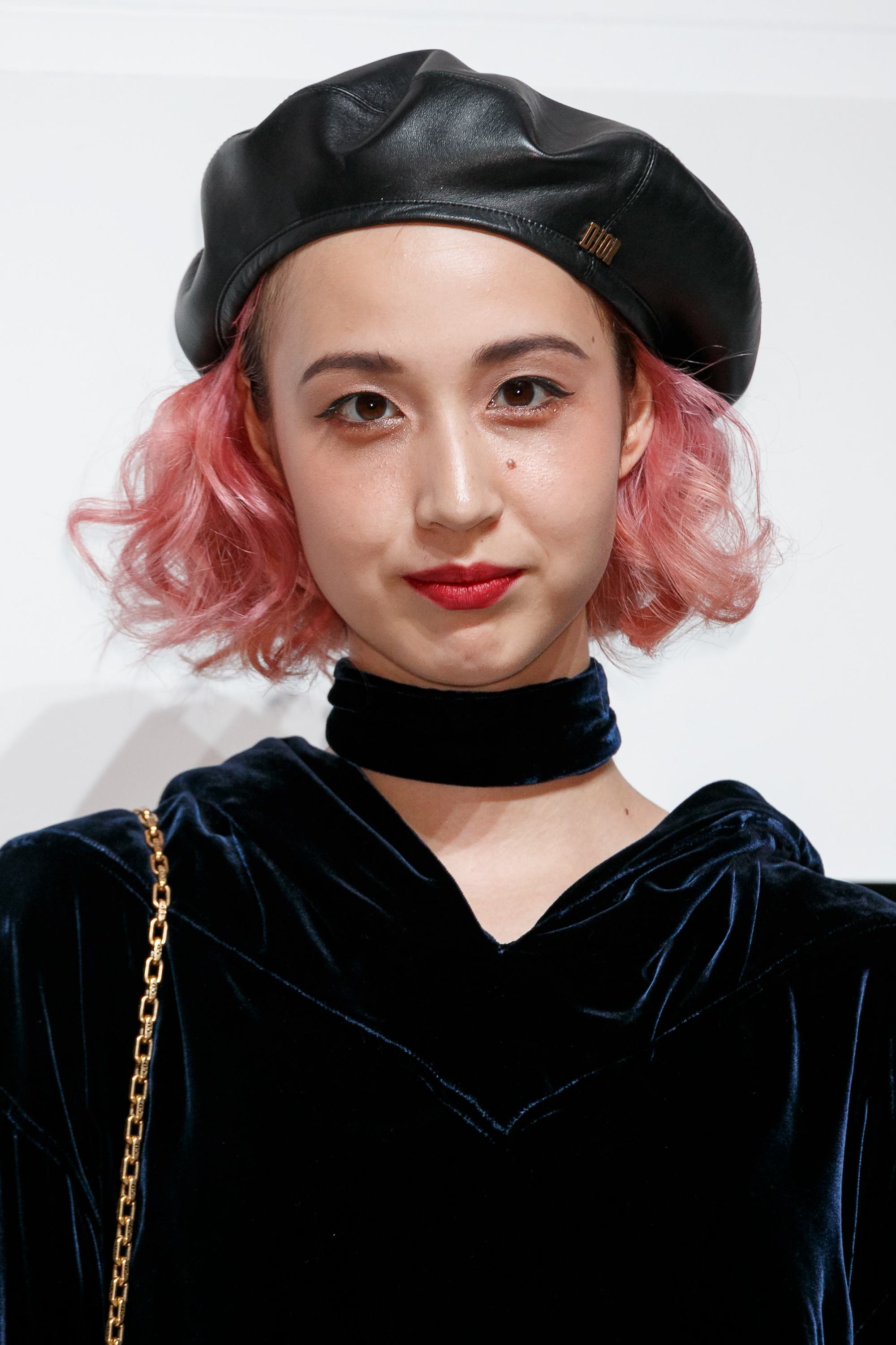 hairstyles for school short hair ideas: model with short wavy hair with beret on it, wearing choker and velvet blue jacket