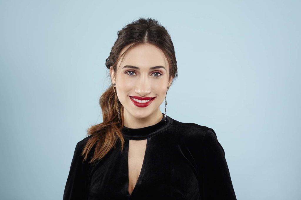 Curly ponytail tutorial: Final look of a Brunette model with a curly ponytail