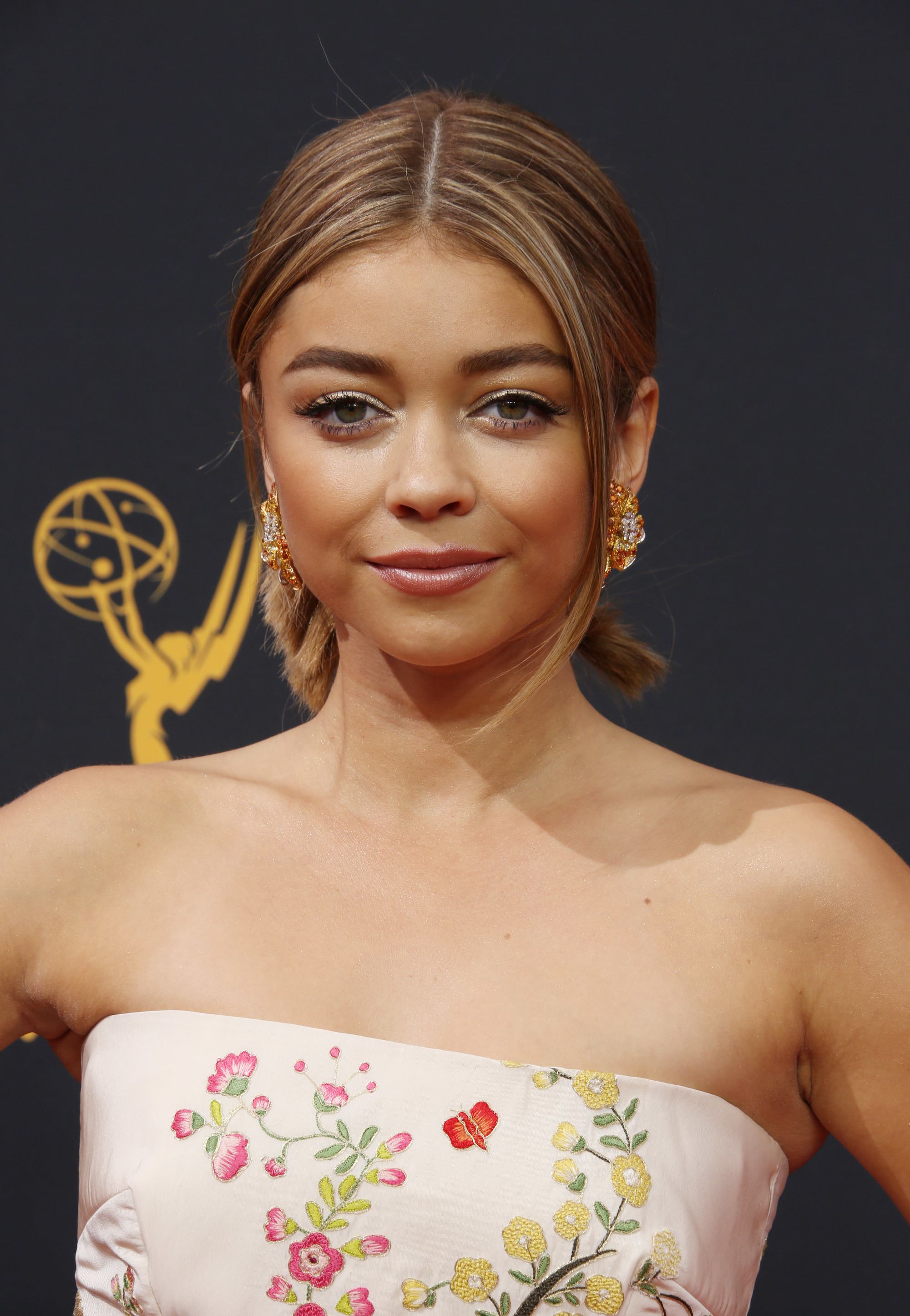 modern family actress sarah hyland with long bangs