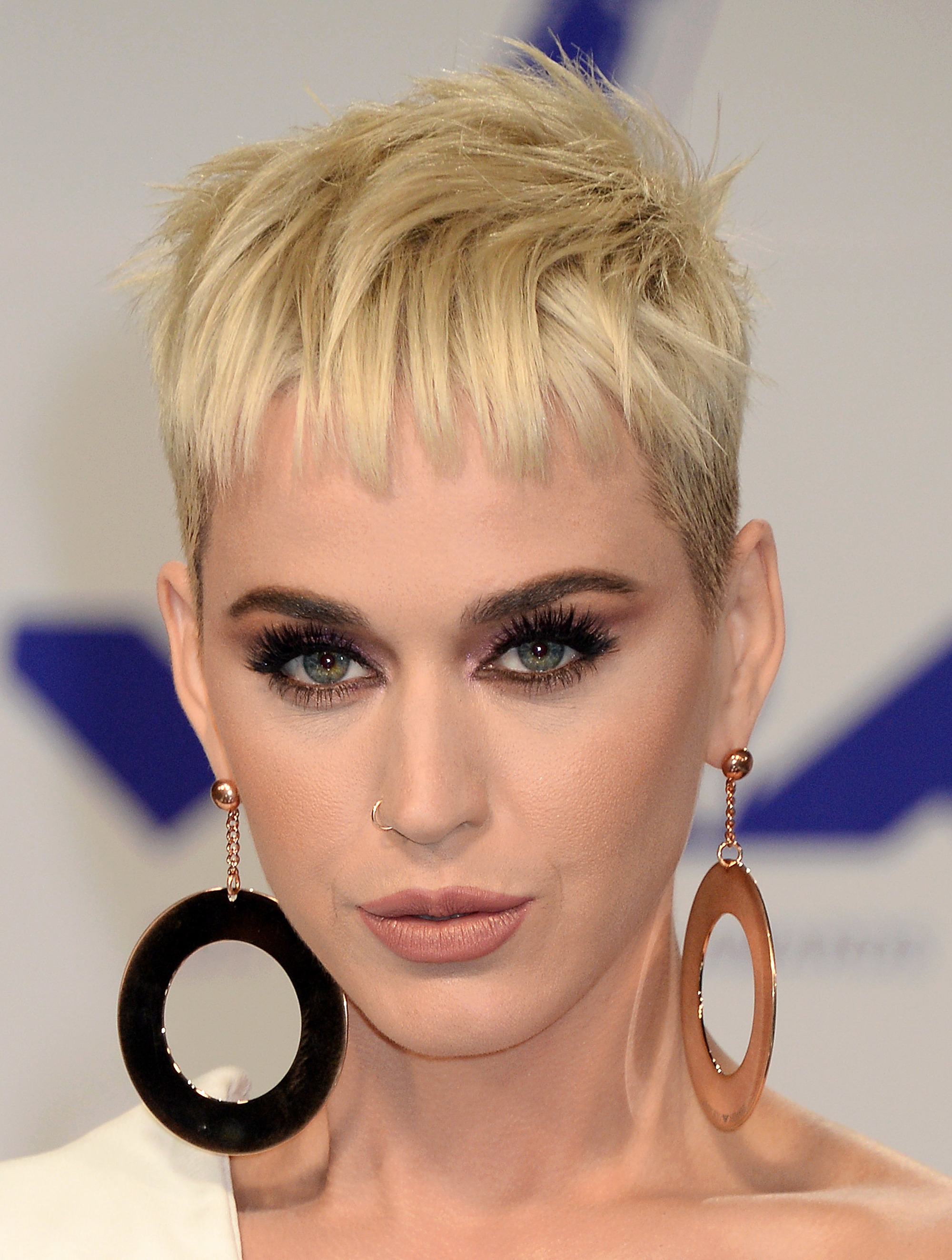 close up shot of katy perry with short choppy pixie haircut on the red carpet