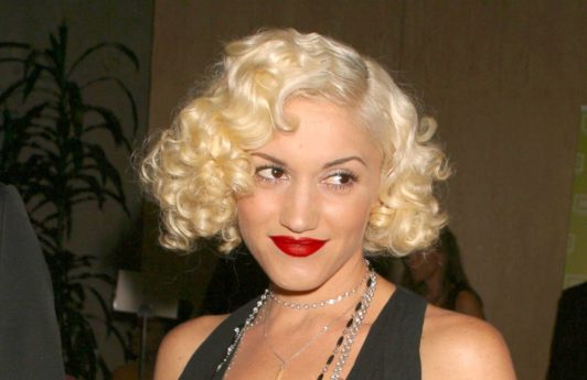 Gwen Stefani bob length blonde curly hair