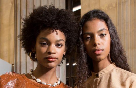 Detangling natural hair: Close up shot of two woman with natural hairstyles backstage