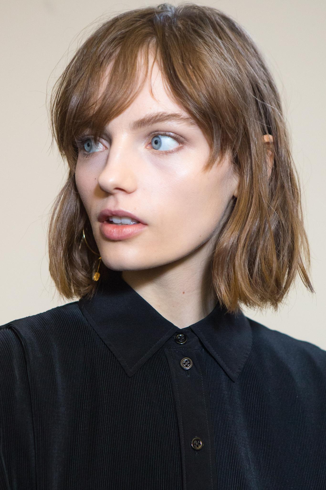 hair type quiz: shot of model with wavy type 2a hair, backstage shot