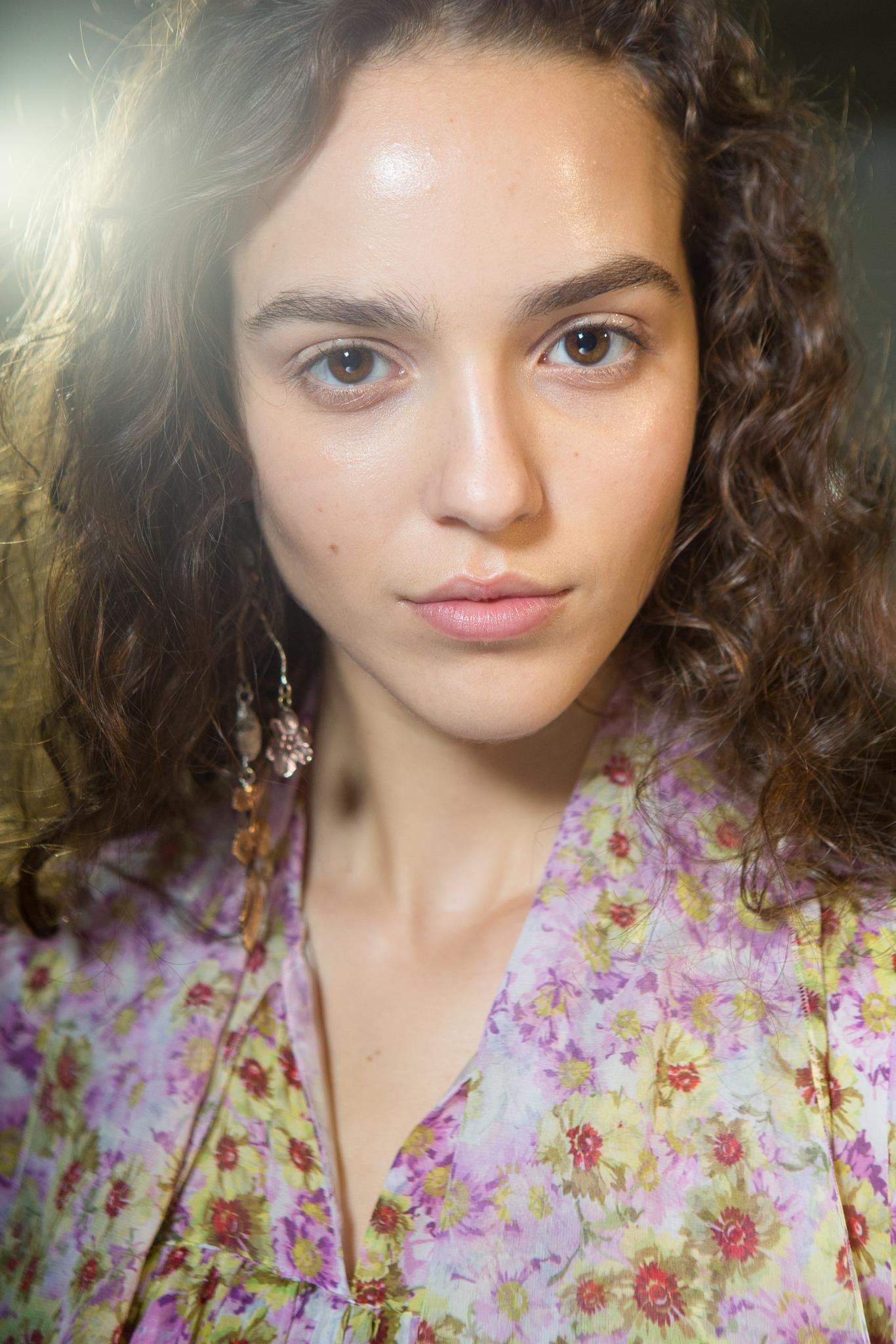 hair type quiz: model with 2C hair that's curly and long, backstage shot