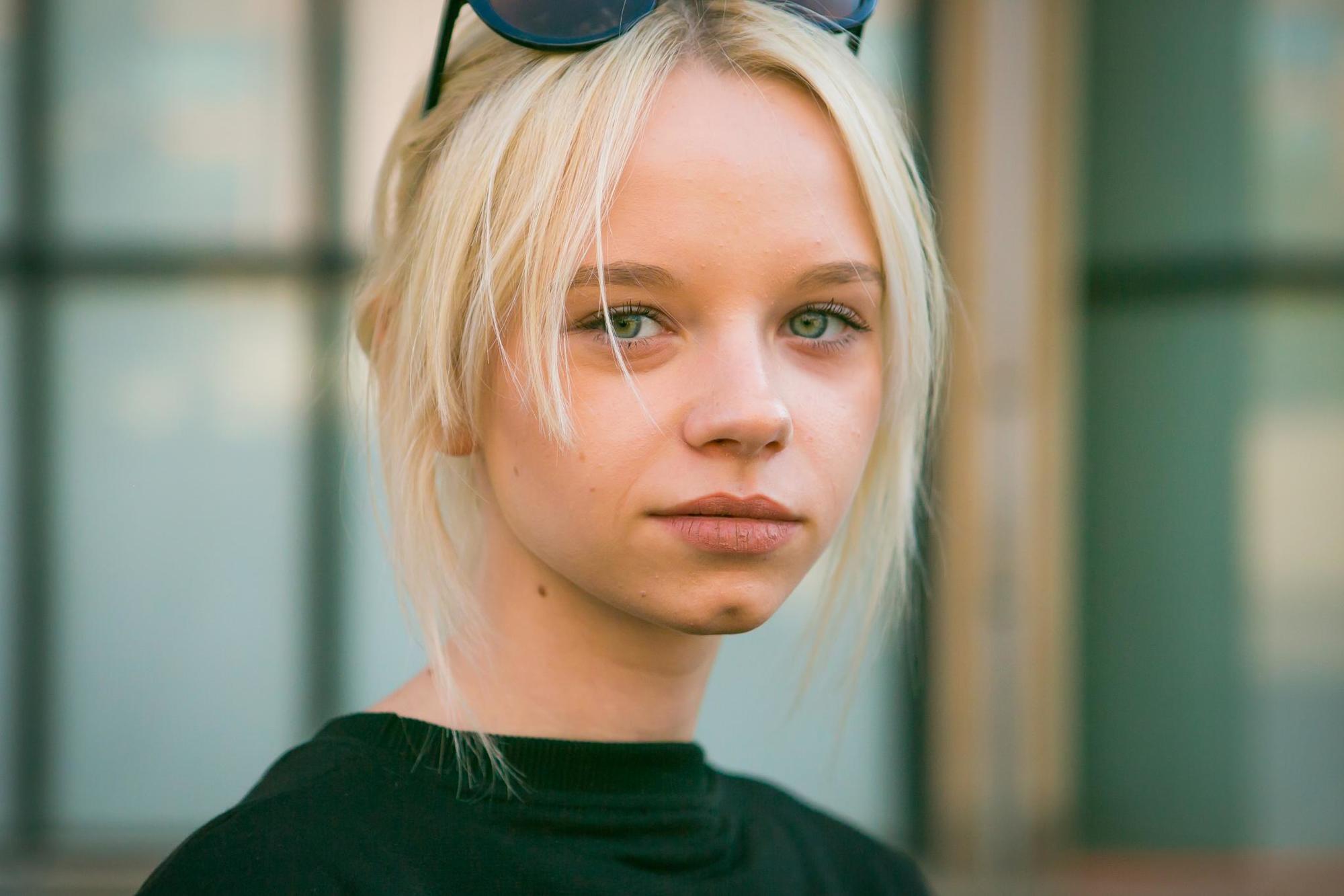 best deep conditioner for bleached hair guide: close up shot of women with bleach blonde hair fashioned into a ponytail
