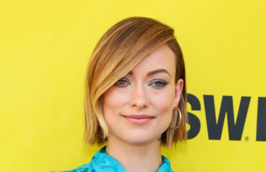 Easy hairstyles for fine hair: Olivia Wilde with bob length blonde highlighted hair in a side parting with a sweeping fringe.