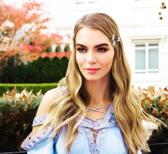 woman with brunette and blonde ombre hair with a star hair slide in