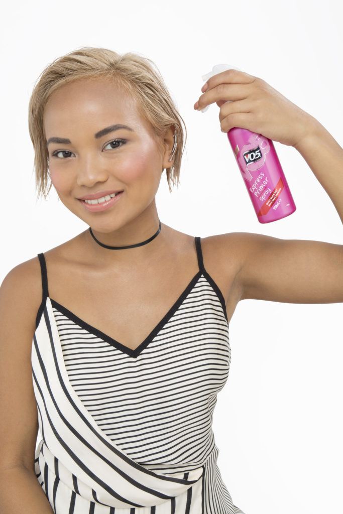 How to curl short hair blonde girl with short hair spraying primer