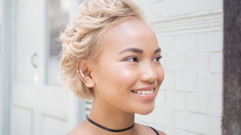 How to curl short hair blonde girl with short curly hair in street smiling