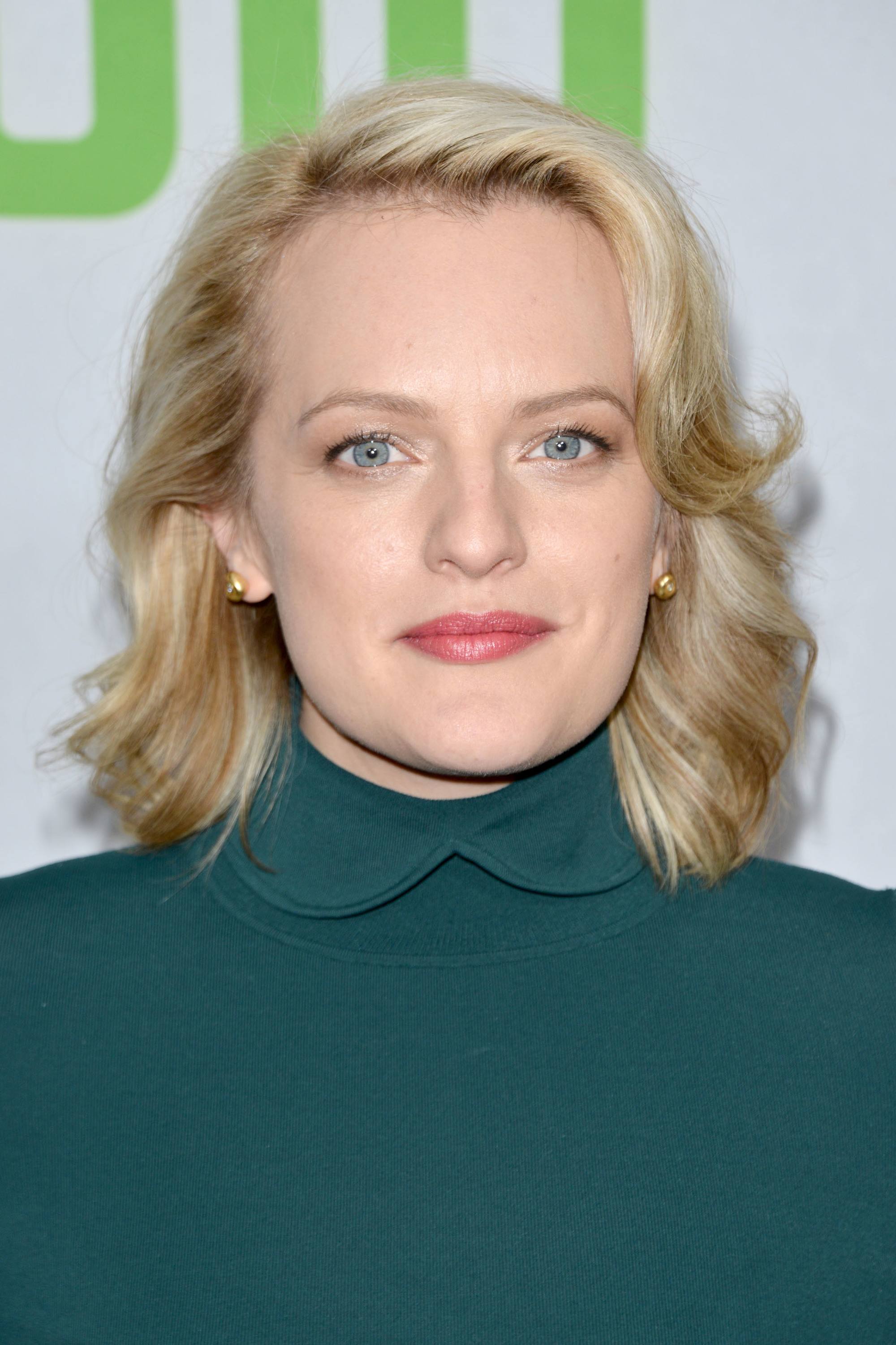 elisabeth moss blonde shoulder length hair with flicked out waves