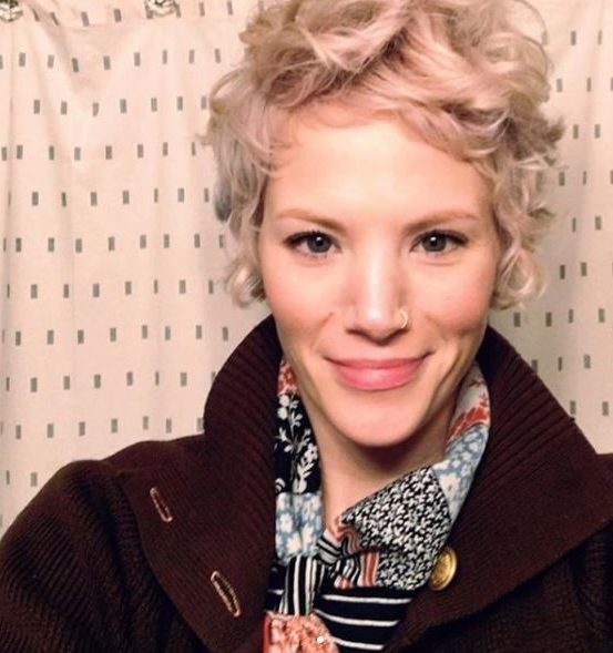 blonde woman with pixie cut for curly hair
