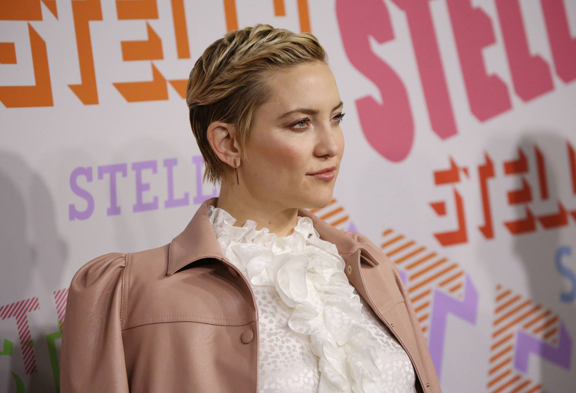 actress kate hudson with a grown out blonde pixie cut