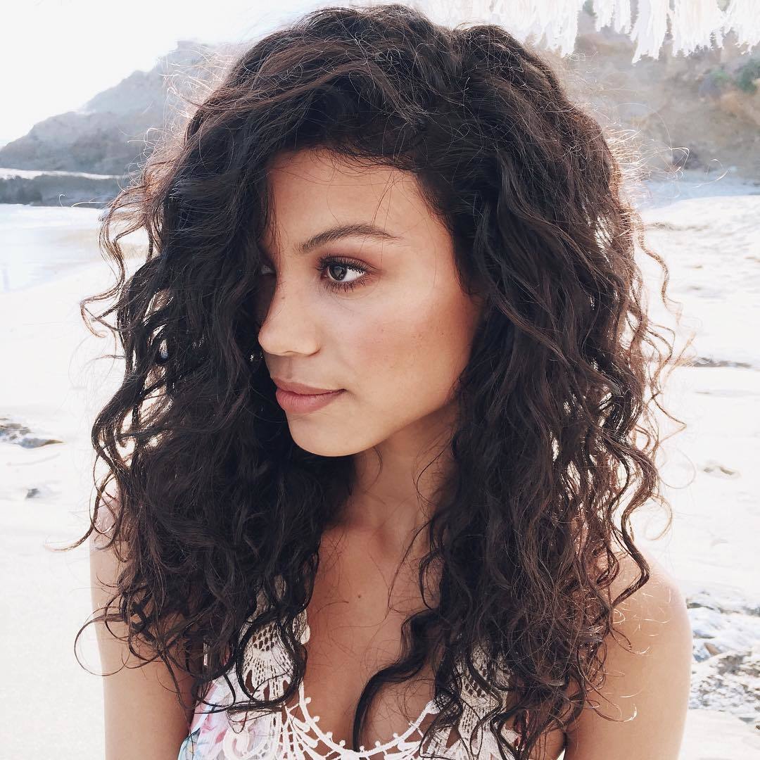 Sock curls tutorial brunette girl with curls on the beach