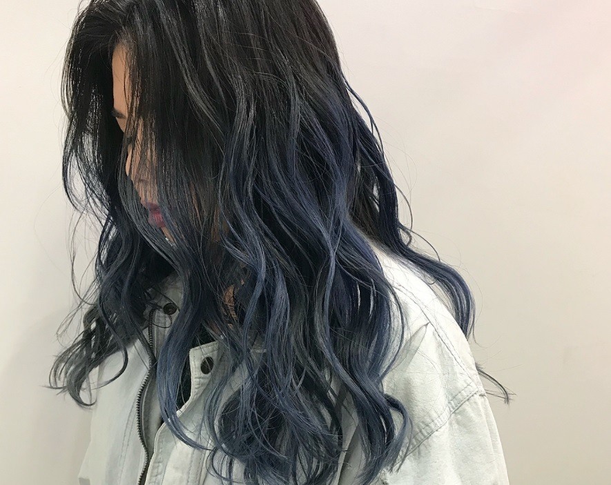 If These Insta-Stars Can Pull Off Black Hair With Blue Tips, So Can You!