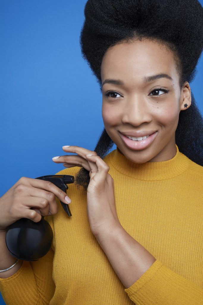 Flexi rods on natural hair tutorial girl spraying water onto ends of hair