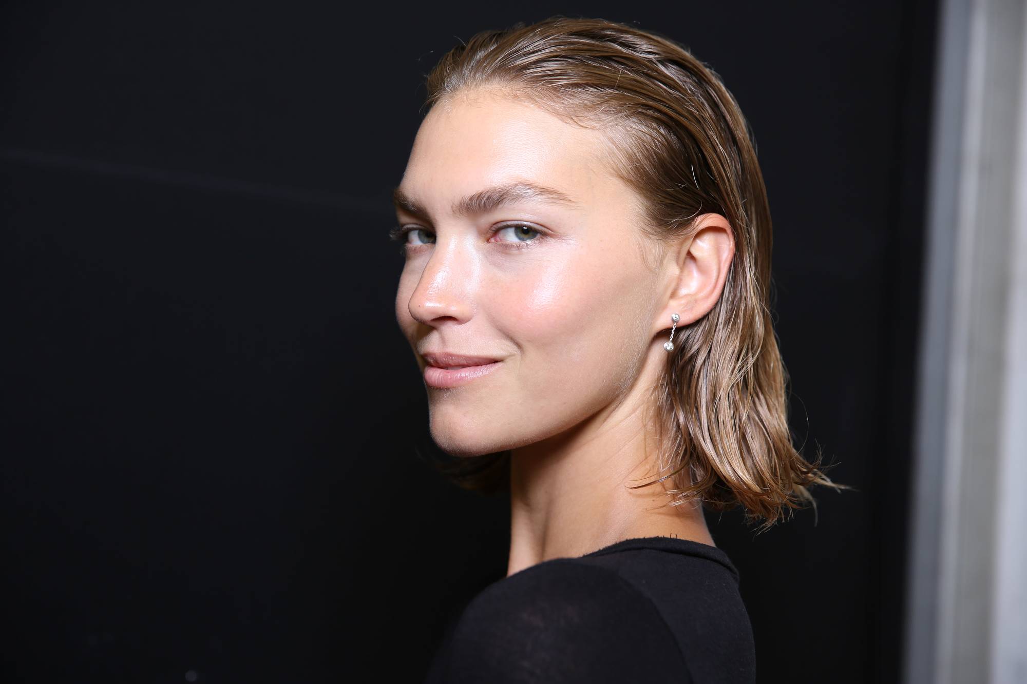 Why is my hair so oily model arizona muse backstage with wet hair