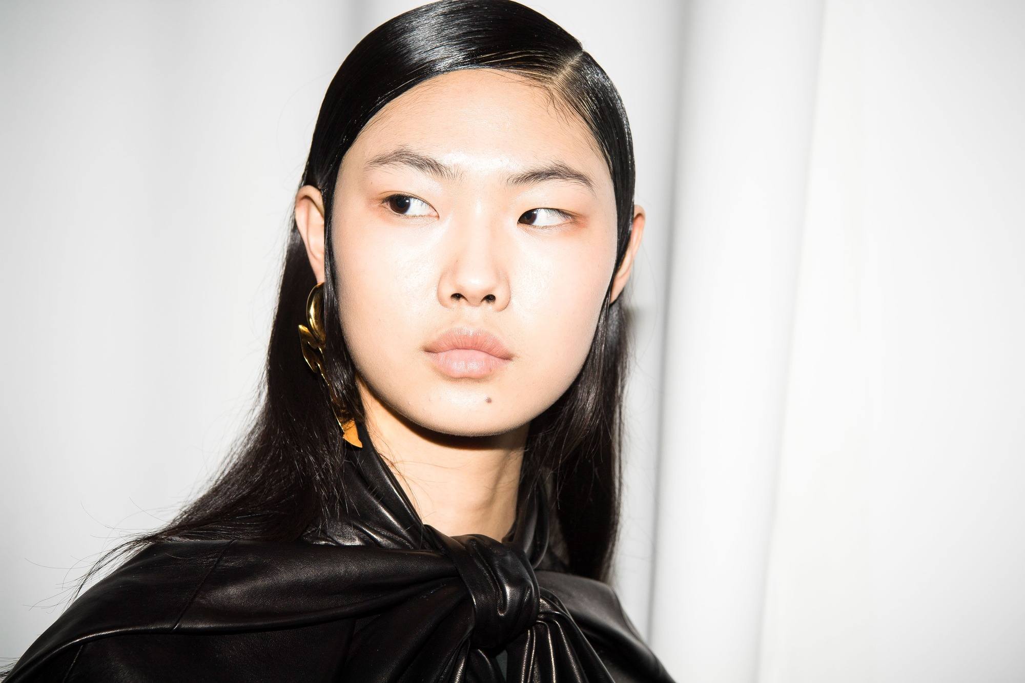 Why is my hair so oily asian model backstage at ellery show
