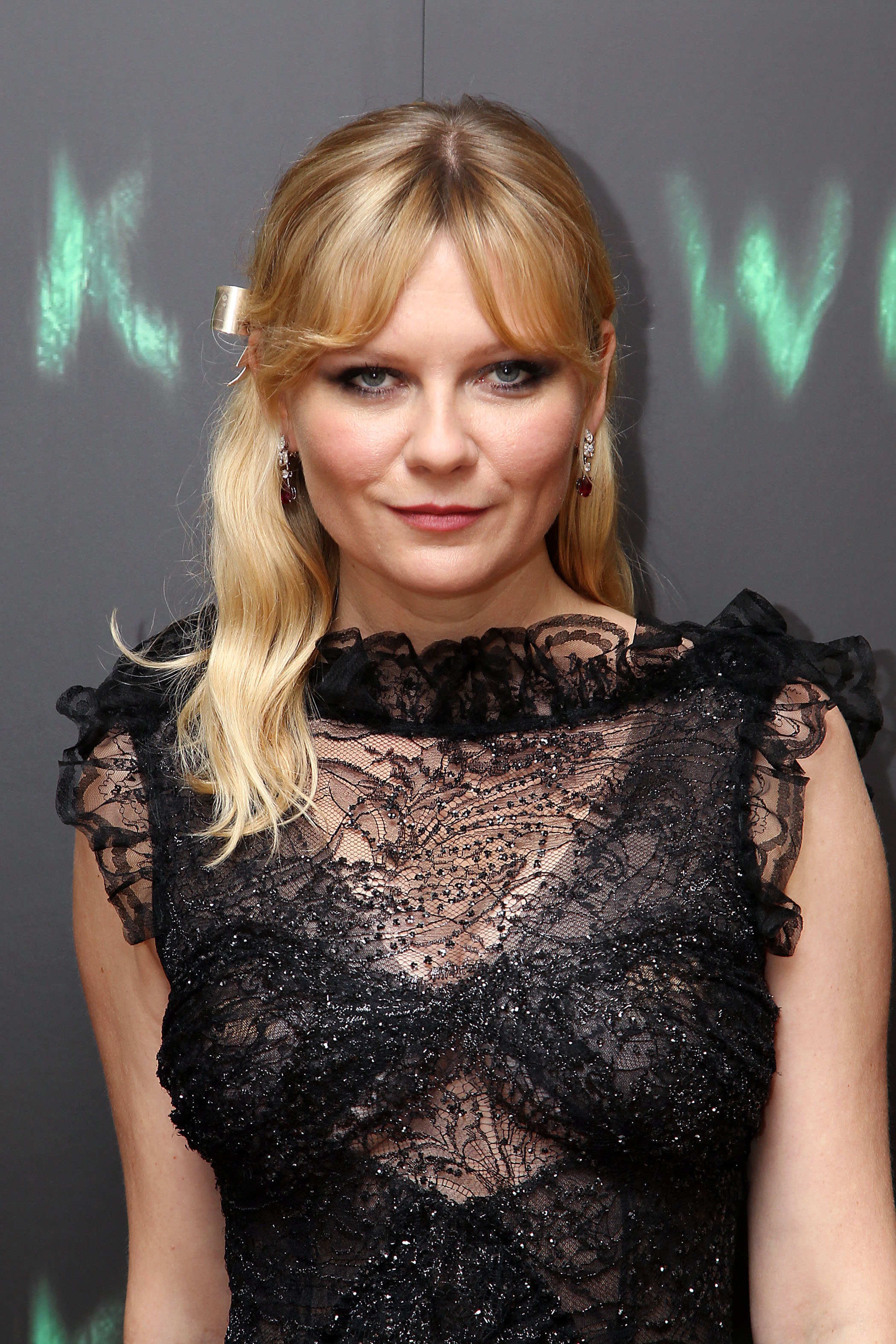 kirsten dunst medium length blonde hair with bardot bangs