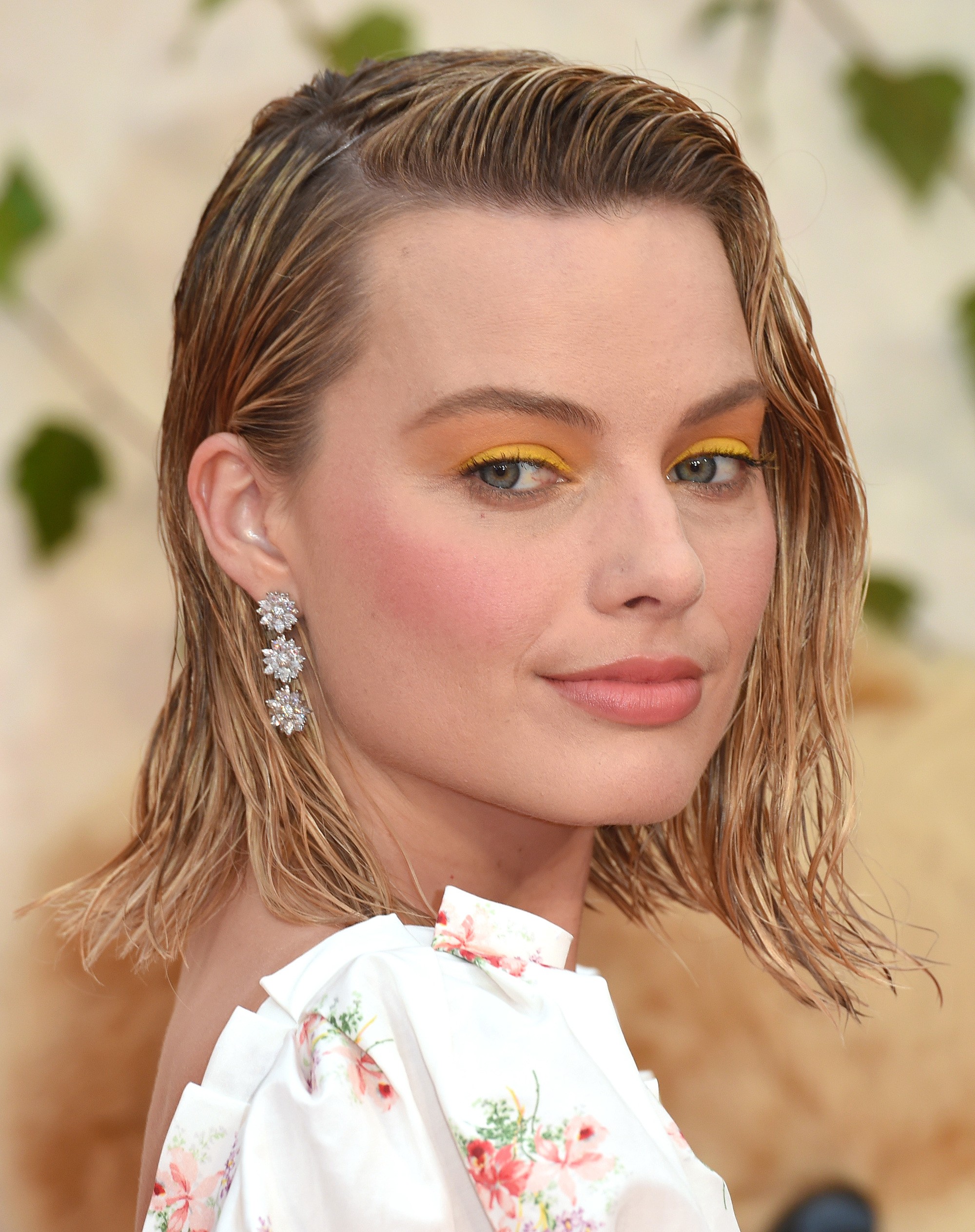 margot robbie red carpet event with blonde wavy wet look bob hair in side-parting