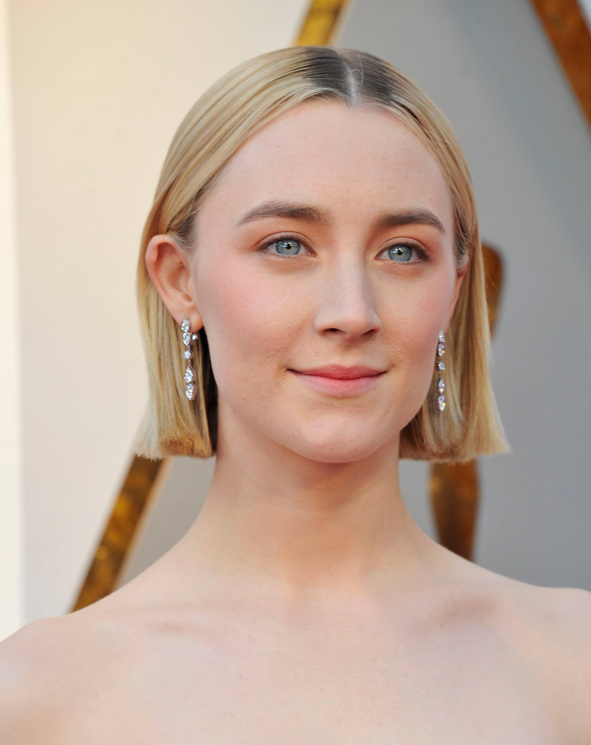 saoirse ronan popular short hairstyles sharp straight blonde bob at oscars 2018