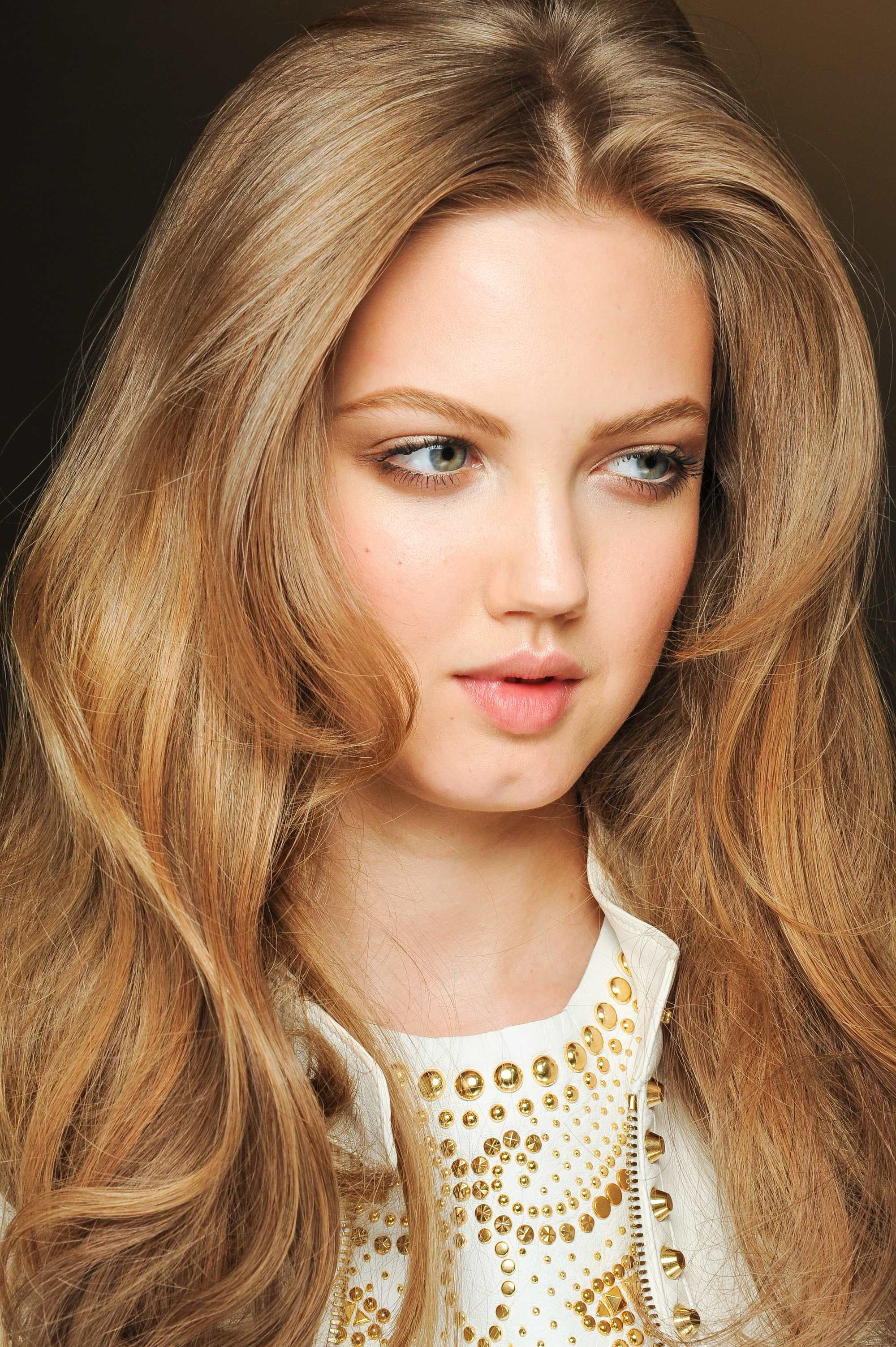 Model Lyndsey Wixson with brunette soft hair