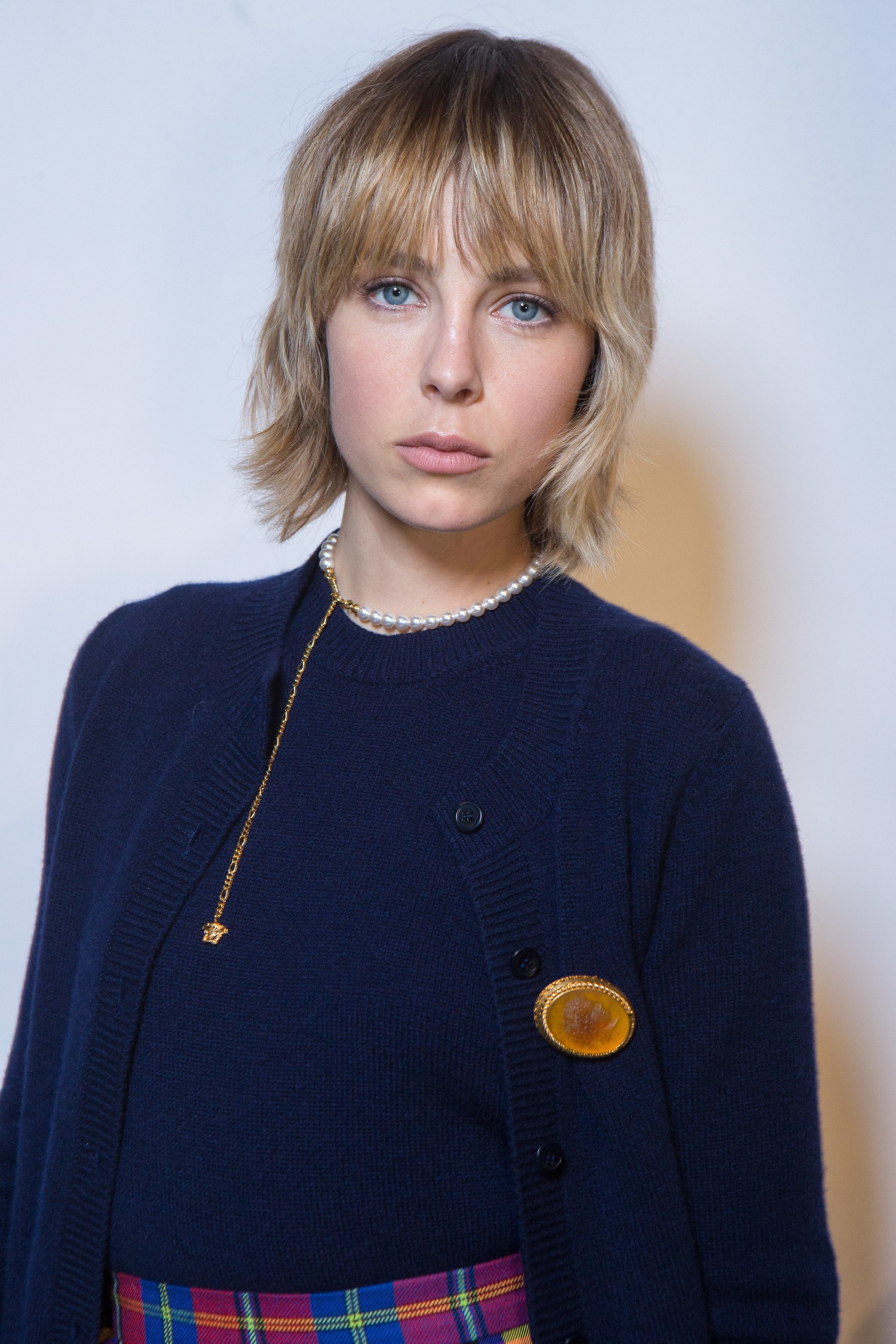 Thinning hair: Woman with short blonde shaggy layered hair