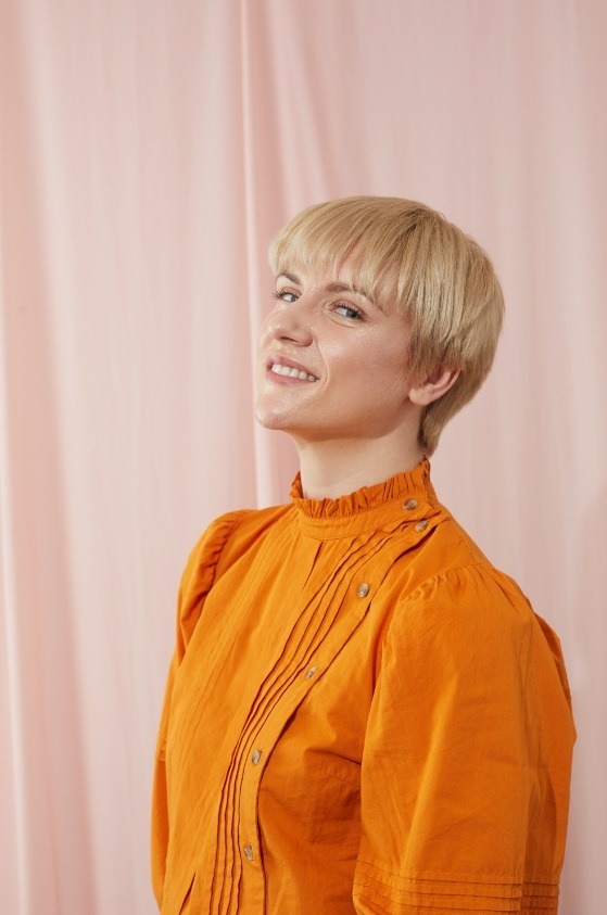 Blonde model with a pixie cut with a straight fringe