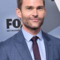 Hairstyles for men over 40: Photo of American Pie star Seann William Scot with short light brown hair, wearing a blue shirt and blazer with a burgundy tie