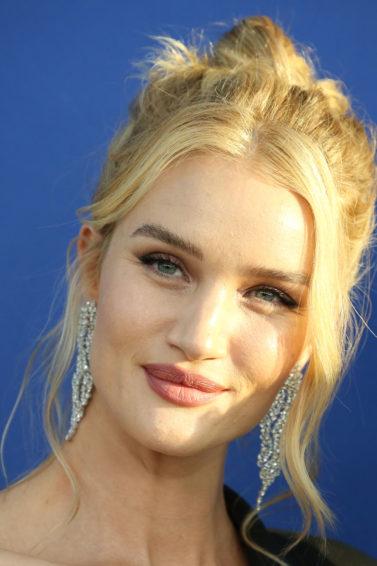 Volumising shampoo guide: Rosie huntington-whiteley wearing her medium-length golden blonde hair into a romantic, volumised messy updo with loose tendrils at the front