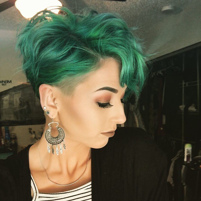 woman with green pixie cut hairstyke