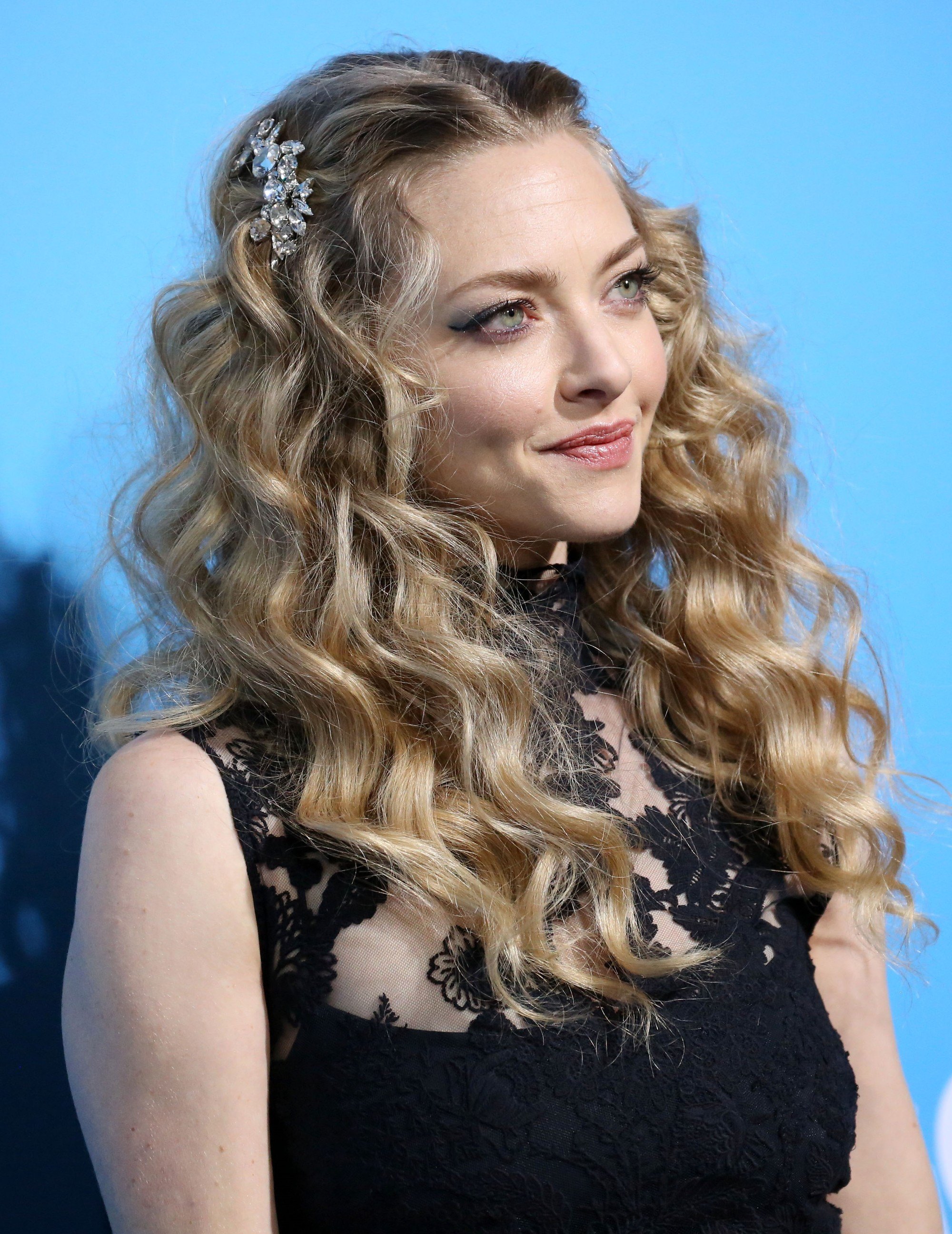 Amanda Seyfried with long and loose dark blonde curls with hair pins