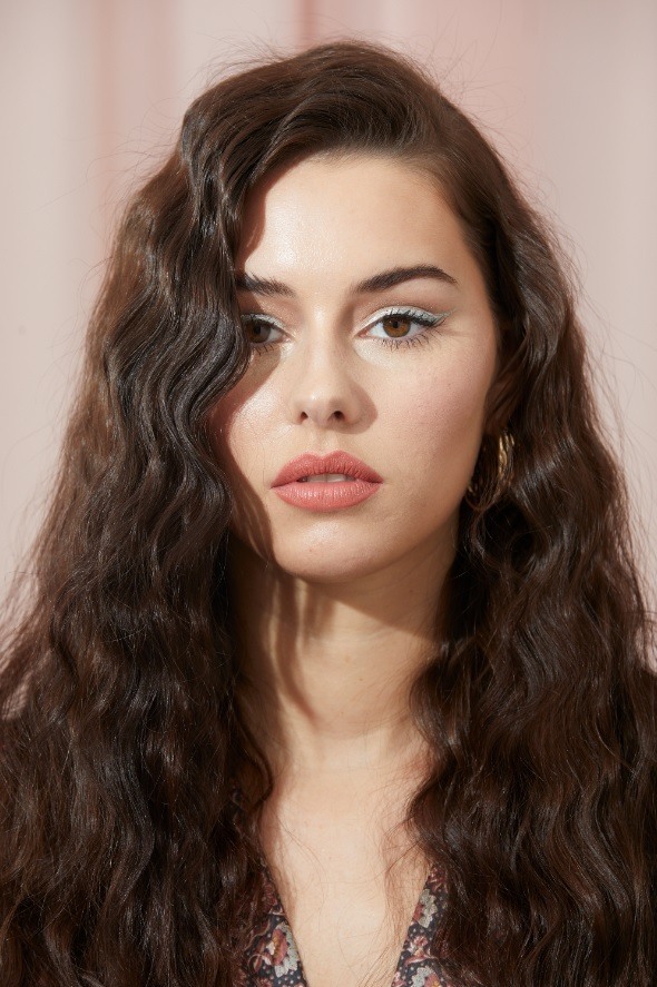 Brunette with long mermaid waves